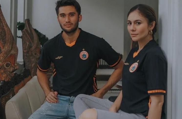 Wulan Guritno dan Sabda Ahessa kenakan jersey Persija Jakarta. [Instagram]