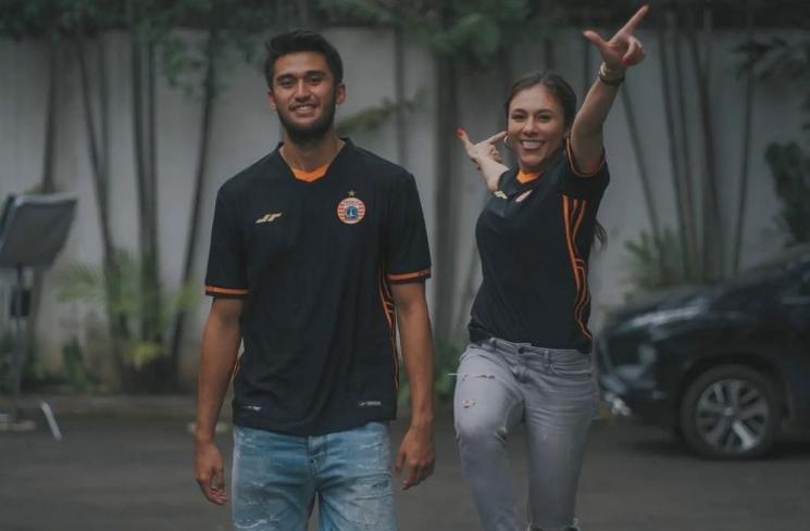 Wulan Guritno acungkan ibu jari dan telunjuk khas The Jak. [Instagram]