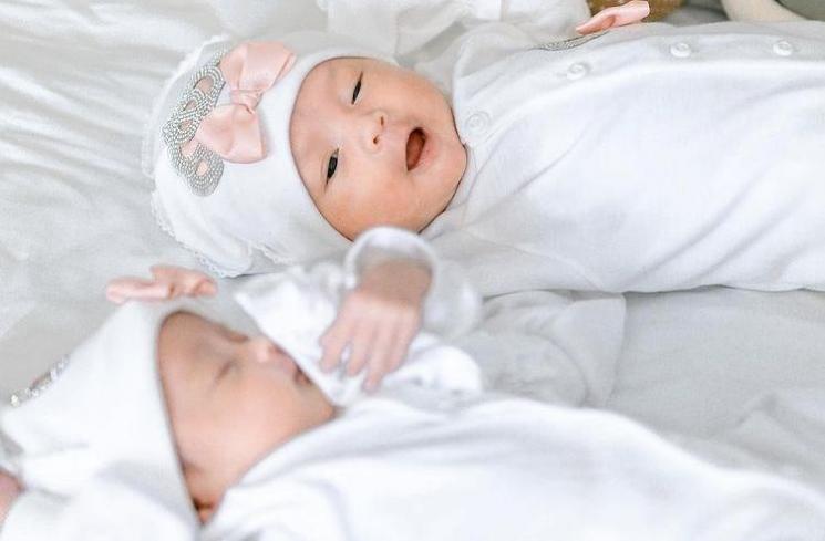 Potret Putri Anisa Rahma Pakai Baju Kembar. (Instagram/almaalsha.twins)