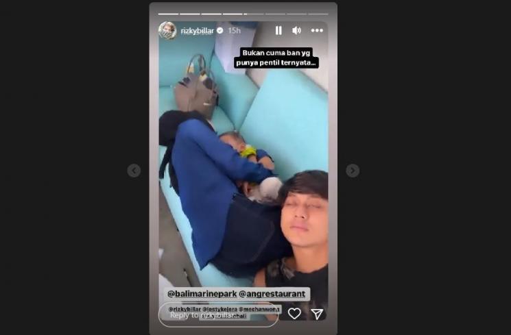 Rizky Billar dan Lesti Kejora tidur di sofa. (Instagram/rizkybillar)