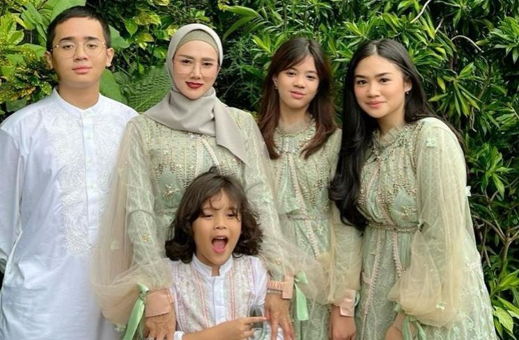 Potret kedekatan Shafeea Ahmad dan Tiara. (Instagram/@mulanjameela1)