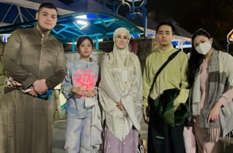 Potret kedekatan Shafeea Ahmad dan Tiara. (Instagram/@mulanjameela1)