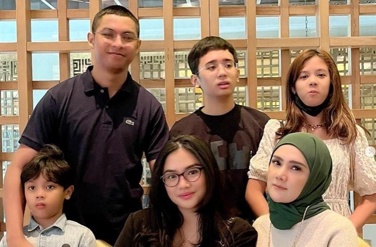 Potret kedekatan Shafeea Ahmad dan Tiara. (Instagram/@mulanjameela1)