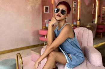 10 Potret Terkini Lia Waode, Kece Abis dengan Gaya Rambut Bondol Dicat Merah