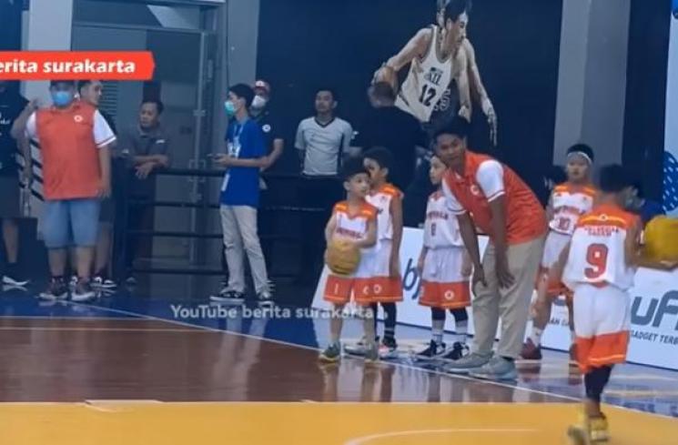 Potret Jan Ethes Tanding Basket. (YouTube/berita surakarta)