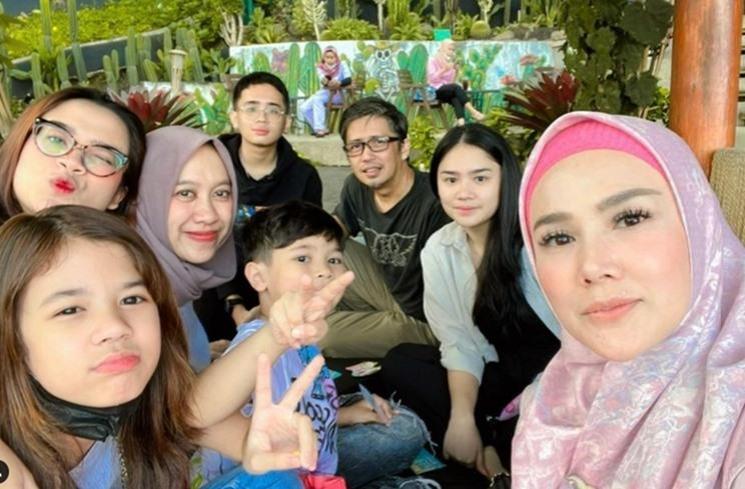Potret kedekatan Shafeea Ahmad dan Tiara. (Instagram/@mulanjameela1)