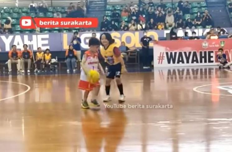Potret Jan Ethes Tanding Basket. (YouTube/berita surakarta)