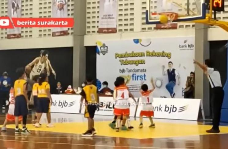 Potret Jan Ethes Tanding Basket. (YouTube/berita surakarta)