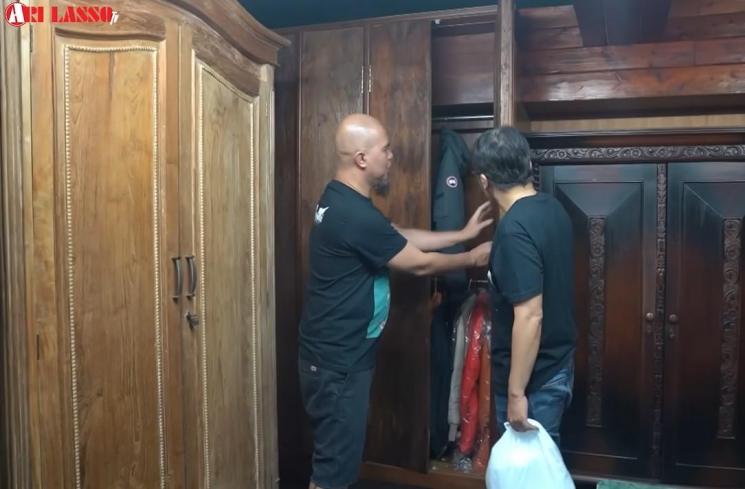 Potret kamar Ahmad Dhani. (YouTube/Ari Lasso TV)