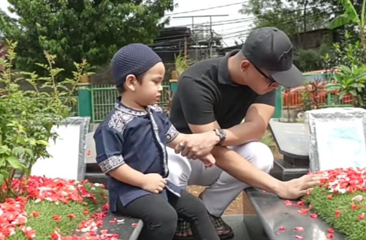 Potret Terbaru Makam Vanessa Angel (YouTube/Fadli Faisal)