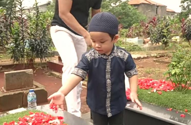 Potret Terbaru Makam Vanessa Angel (YouTube/Fadli Faisal)