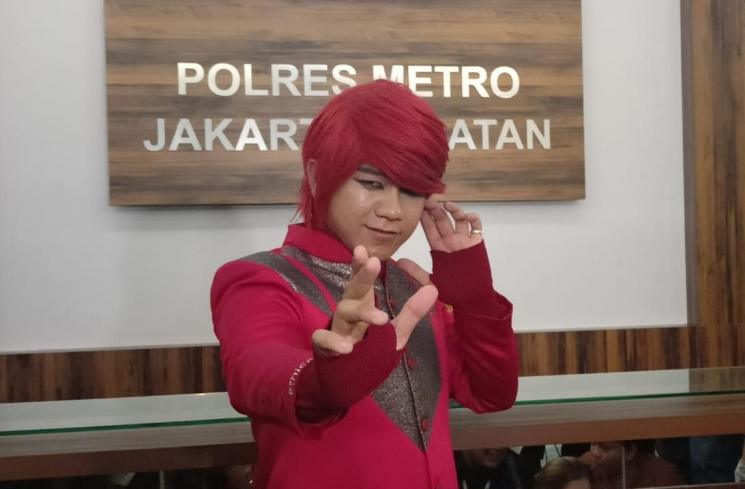 Marcel Radhival alias Pesulap Merah di Polres Metro Jakarta Selatan, Jumat (23/12/2022). (MataMata.com/Rena Pangesti)