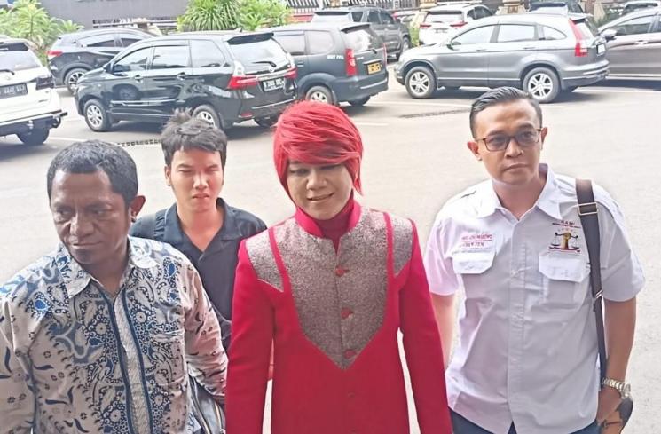 Marcel Radhival alias Pesulap Merah di Polres Metro Jakarta Selatan pada Jumat (23/12/2022). (MataMata.com/Rena Pangesti)