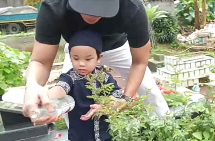 Potret Terbaru Makam Vanessa Angel (YouTube/Fadli Faisal)