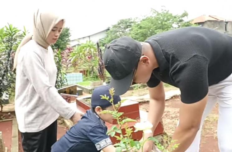Potret Terbaru Makam Vanessa Angel (YouTube/Fadli Faisal)