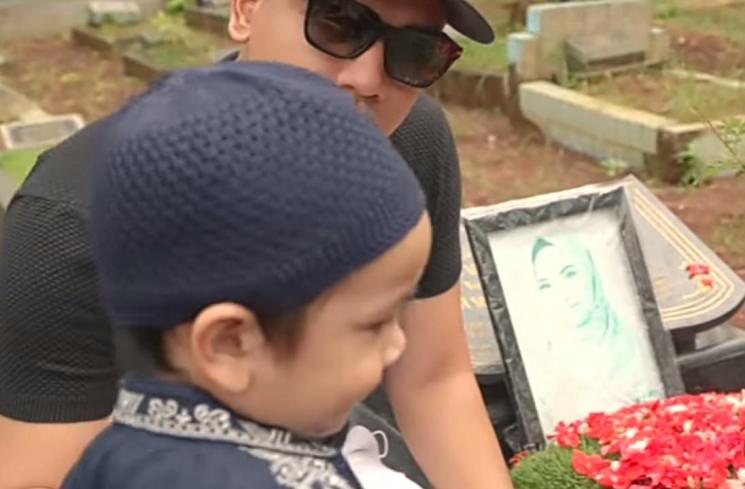 Potret Terbaru Makam Vanessa Angel (YouTube/Fadli Faisal)