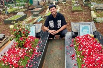 9 Potret Terbaru Makam Vanessa Angel dan Bibi Ardiansyah, Momen Gala Sky Berziarah Bikin Haru