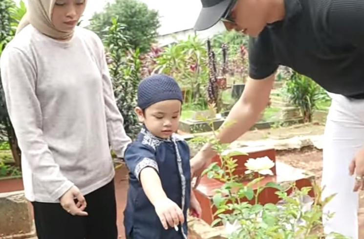 Potret Terbaru Makam Vanessa Angel (YouTube/Fadli Faisal)