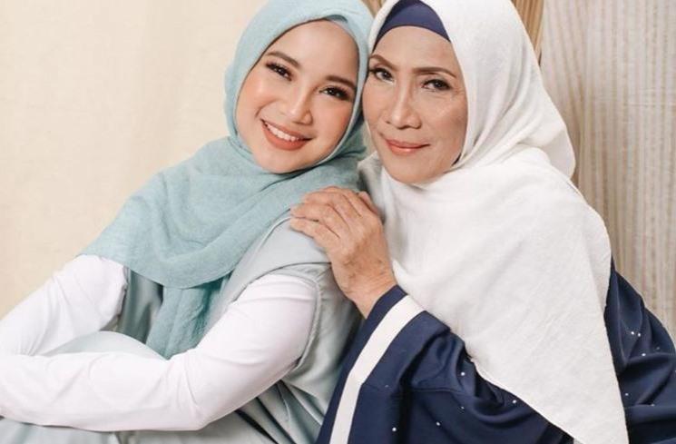 Artis Dimanajeri Ibu Sendiri. (Instagram/@chafrederica)