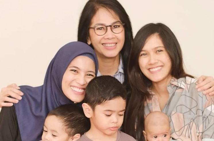 Artis Dimanajeri Ibu Sendiri. (Instagram/@ichasoebandono)