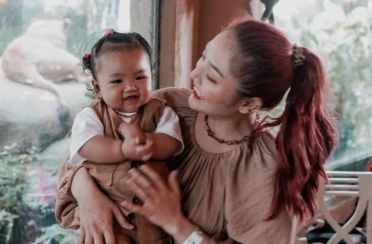 Seleb Pertama Kali Rayakan Hari Ibu (Instagram/@sitibadriahh)