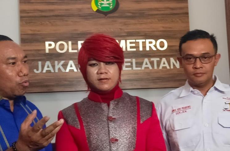 Marcel Radhival alias Pesulap Merah di Polres Metro Jakarta Selatan, Jumat (23/12/2022). (MataMata.com/Rena Pangesti)
