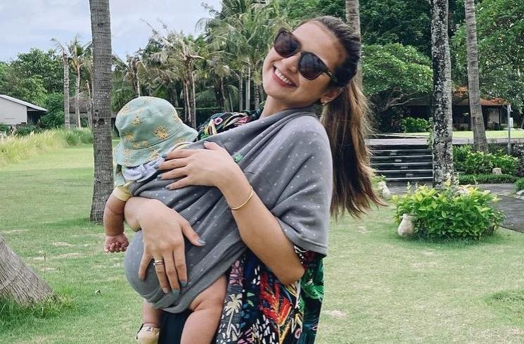 Potret Indah Permatasari Momong Anak (instagram/@indahpermatas)