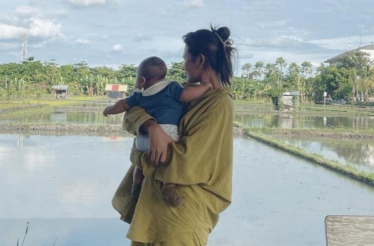 Potret Indah Permatasari Momong Anak (instagram/@indahpermatas)