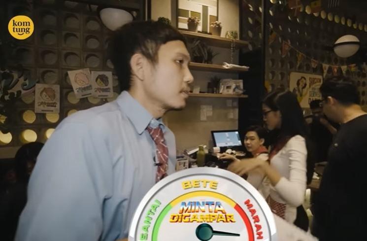 Tingkah Kukuh Adi di Karen's Diner. (YouTube/Komtung TV)