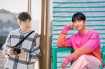 6 Adu Gaya Kenny Austin dan Jung Hae In, Dibilang Mirip