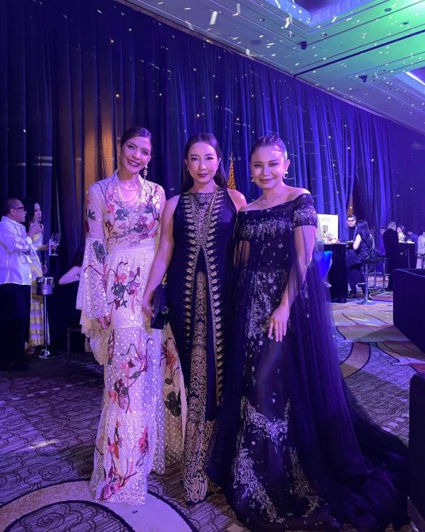 Renny Sutiyoso berpose bareng diva pop Rossa. [Instagram @rennysutiyoso]