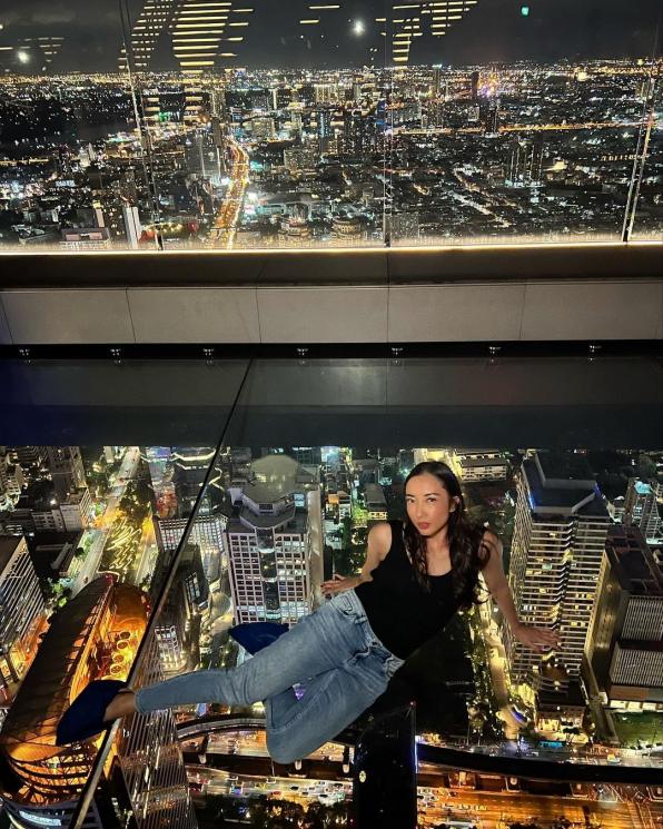 Renny Sutiyoso Berpose di salah stau gedung pencakar langit di Thailand. [Instagram @rennysutiyoso] 