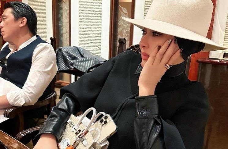 Potret Syahrini Tenteng Tas Rp4,9 Miliar (Instagram/princessyahrini)