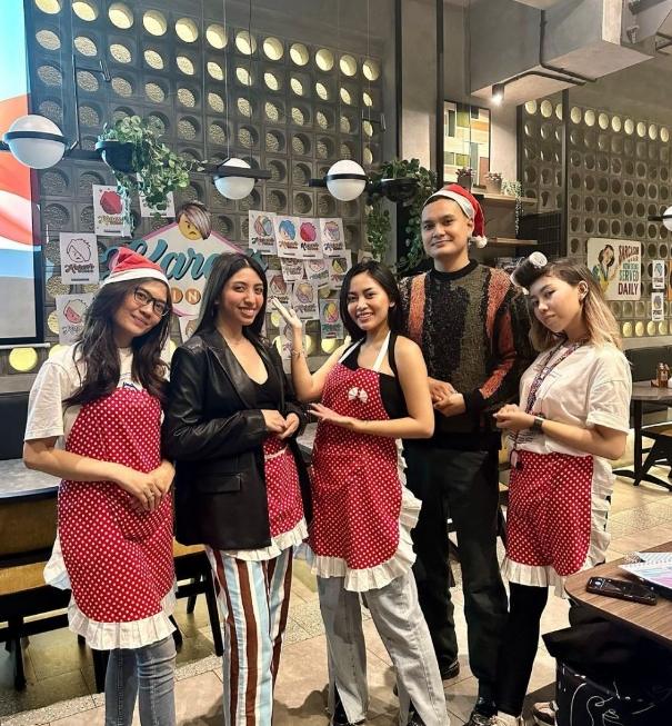 Momen Rachel Venya Magang di Karen’s Diner. (Instagram/rachelvennya)