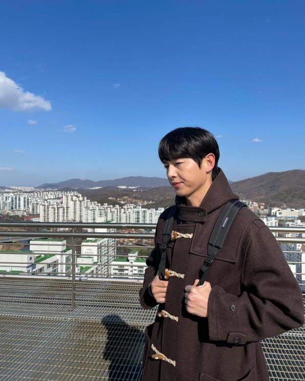 Potret Song Joong Ki di Balik Layar Reborn Rich (Instagram/@hi_songjoongki)