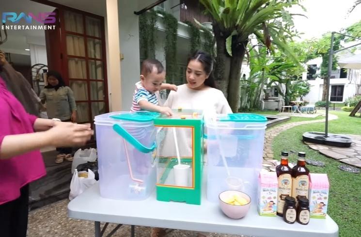 Momen Rayyanza dan Nagita Slavina Jualan Es (YouTube/Rans Entertainment)