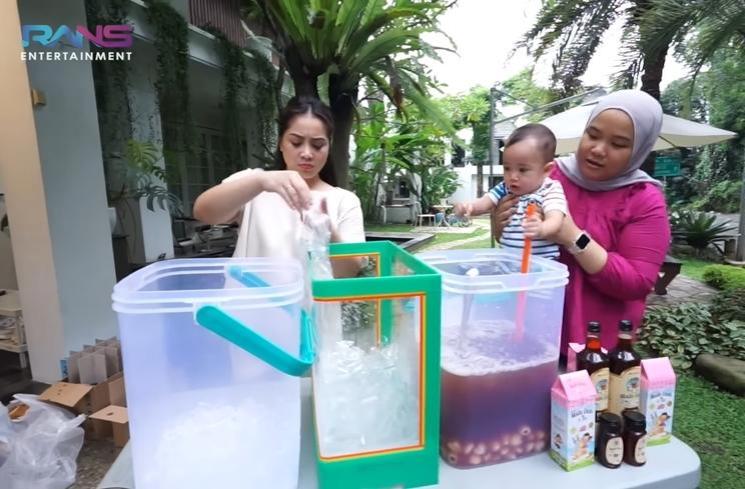 Momen Rayyanza dan Nagita Slavina Jualan Es (YouTube/Rans Entertainment)