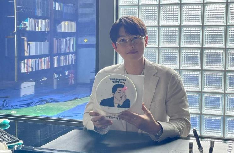 Potret Song Joong Ki di Balik Layar Reborn Rich (Instagram/@hi_songjoongki)