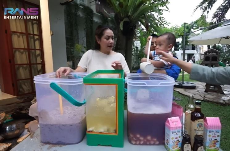 Momen Rayyanza dan Nagita Slavina Jualan Es (YouTube/Rans Entertainment)