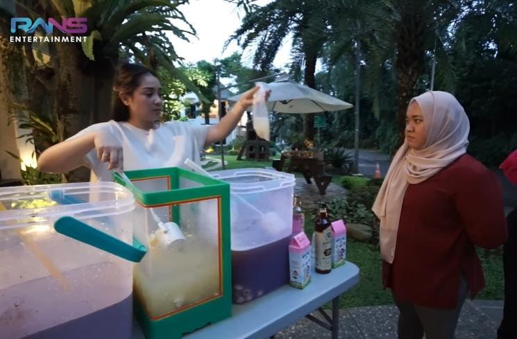 Momen Rayyanza dan Nagita Slavina Jualan Es (YouTube/Rans Entertainment)