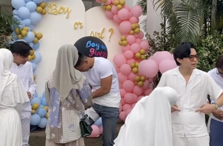 Potret Gender Reveal Anak Henny Rahman (instagram/@hennyyrahman)