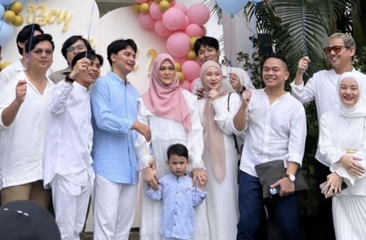 Potret Gender Reveal Anak Henny Rahman (instagram/@hennyyrahman)