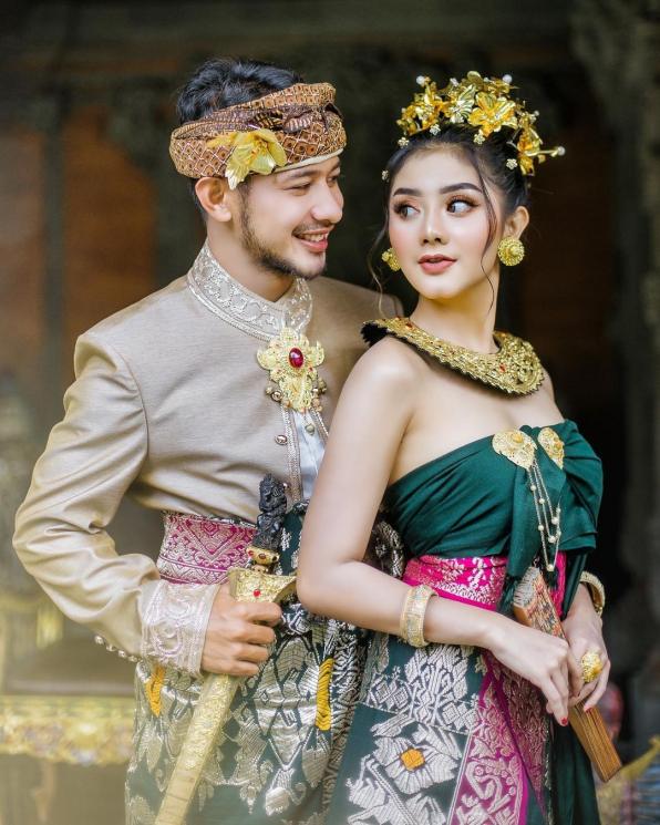 Gian Zola dan Ghea Youbi serasi dalam balutan busana daerah. [Instagram @gheayoubi]