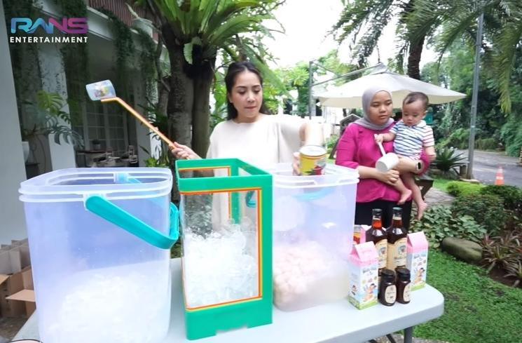 Momen Rayyanza dan Nagita Slavina Jualan Es (YouTube/Rans Entertainment)