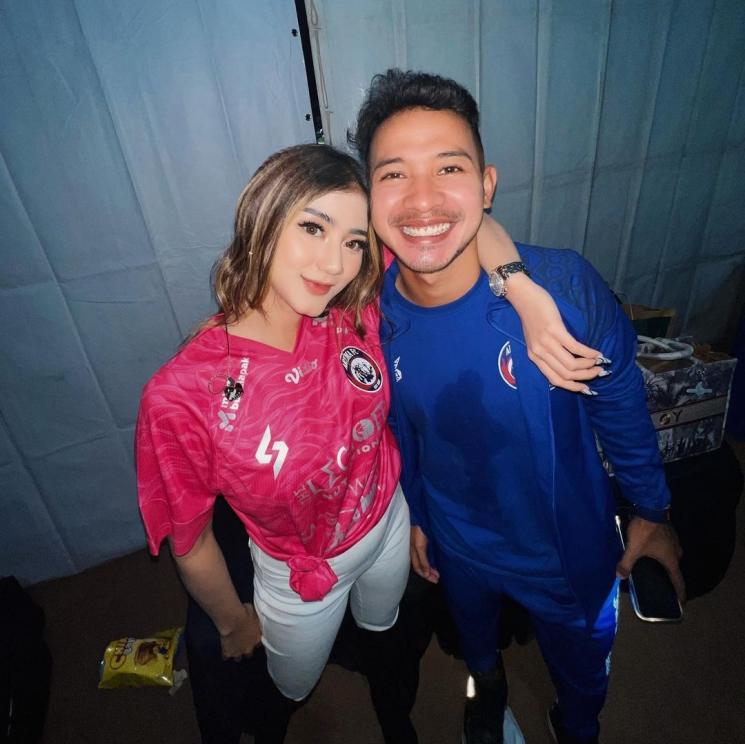 Ghea Youbi dan Gian Zola kompak mengenaka jersey sepak bola. [Instagram @gheayoubi]