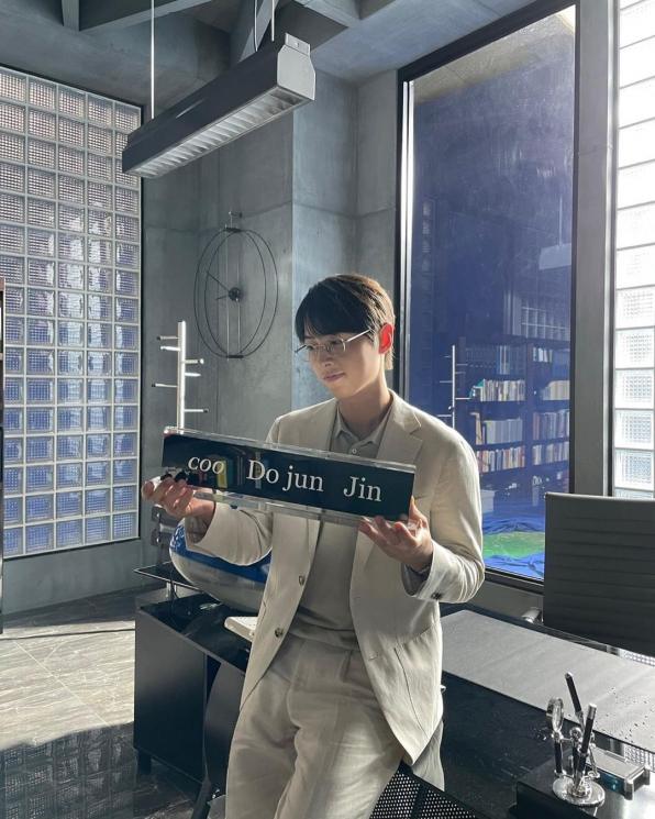 Potret Song Joong Ki di Balik Layar Reborn Rich (Instagram/@hi_songjoongki)