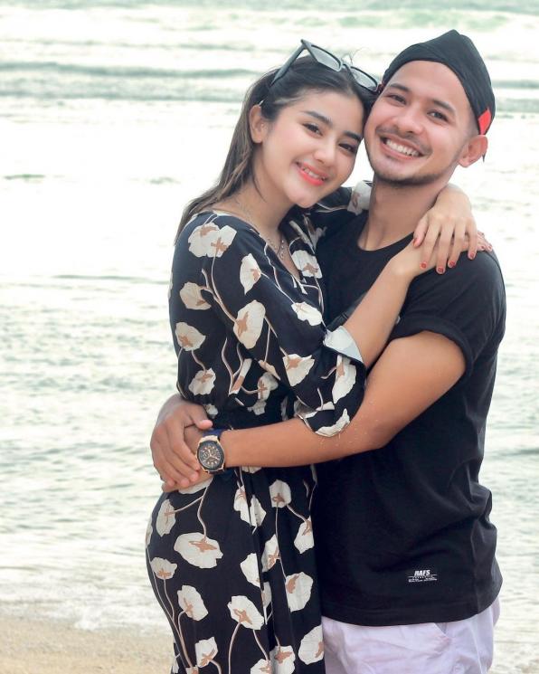 Ghea Youbi dan Gian Zola berpelukan di pinggir pantai. [Instagram @gheayoubi]