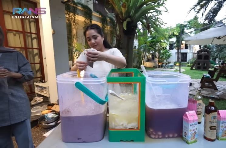 Momen Rayyanza dan Nagita Slavina Jualan Es (YouTube/Rans Entertainment)