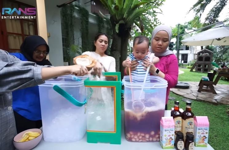 Momen Rayyanza dan Nagita Slavina Jualan Es (YouTube/Rans Entertainment)