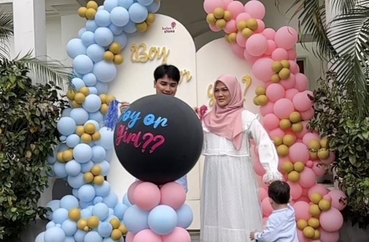 Potret Gender Reveal Anak Henny Rahman (instagram/@hennyyrahman)